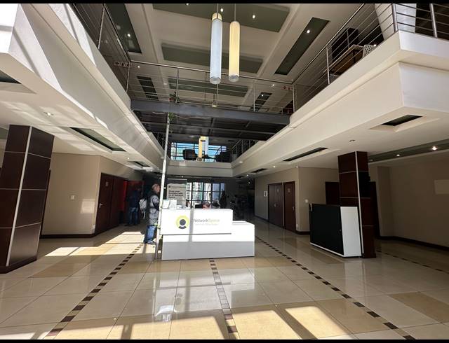 40M² CO-WORKING SPACE TO LET IN DIE HOEWES